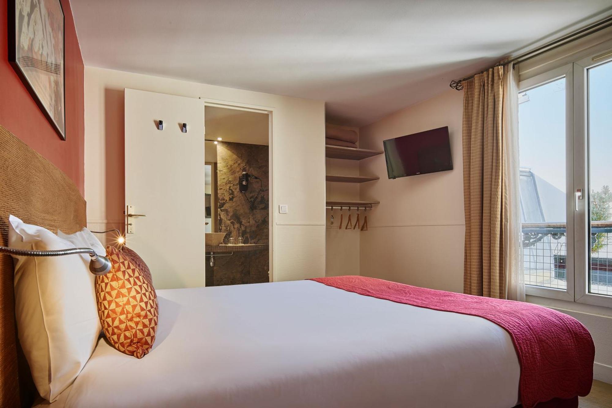 Hotel Moulin Plaza By Happyculture Paris Exterior photo
